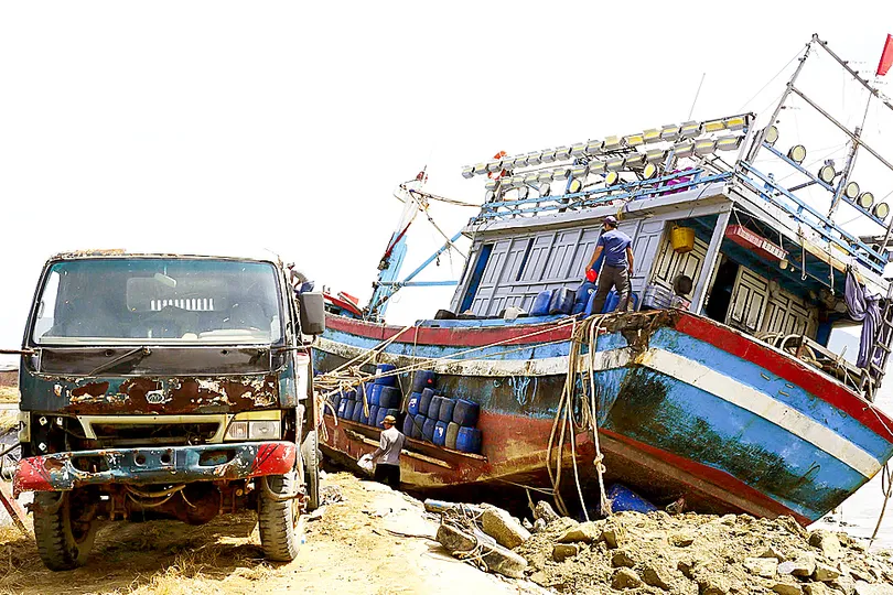 Cùng giúp ngư dân vượt khó sau bão dữ