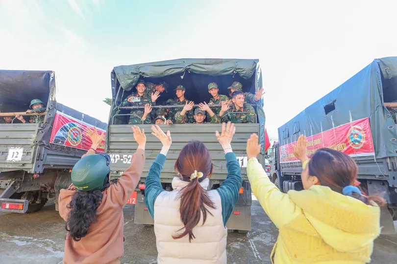 Sát cánh cùng dân