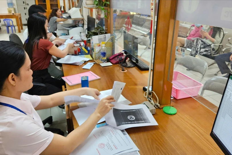 Công chức UBND phường 1, quận Gò Vấp giải quyết hồ sơ cho người dân