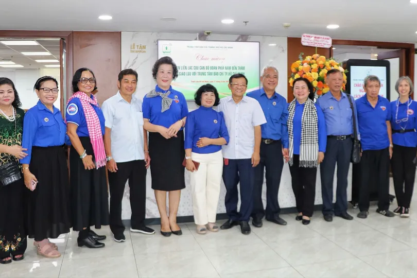 Ban liên lạc cựu cán bộ Đoàn phía Nam thăm Trung tâm Báo chí TPHCM 