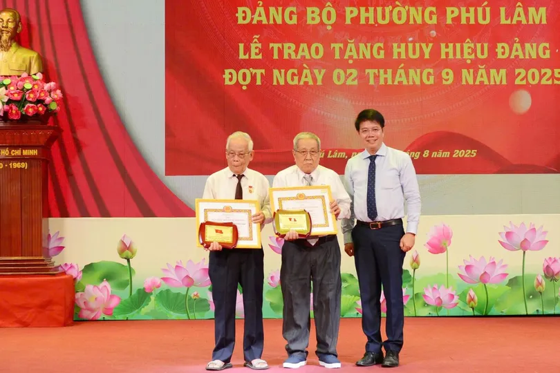 40 đảng viên phường Phú Lâm nhận Huy hiệu Đảng đợt 2-9