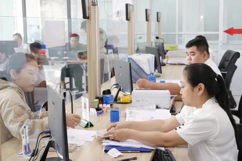 Công chức Trung tâm Phục vụ hành chính công phường An Phú Đông tiếp nhận, giải quyết thủ tục hành chính cho người dân