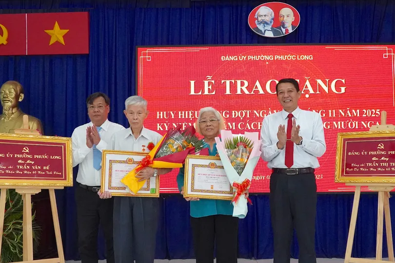 38 đảng viên Đảng bộ phường Phước Long nhận Huy hiệu Đảng