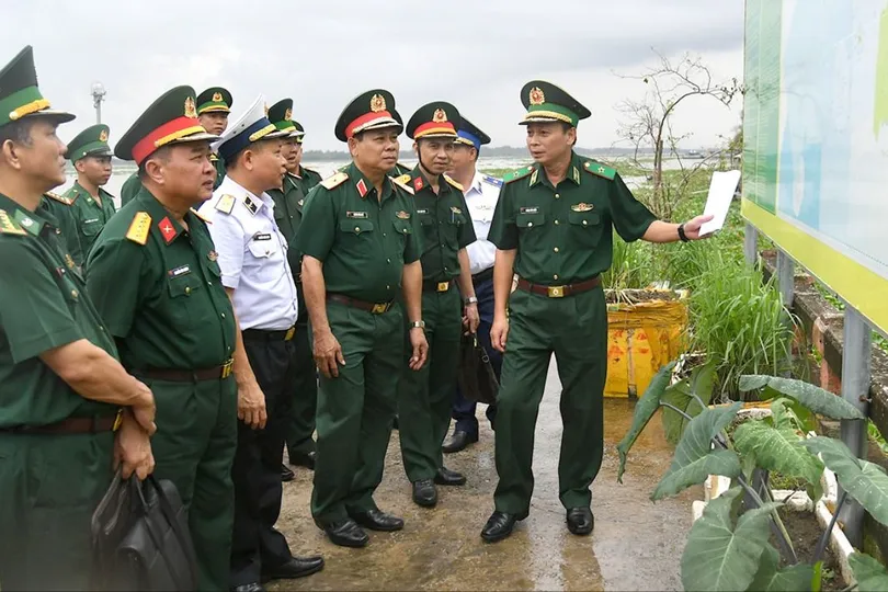 Đoàn công tác kiểm tra thực tế tại Trạm Kiểm soát Biên phòng Kênh Dài. Ảnh: PHƯƠNG VŨ