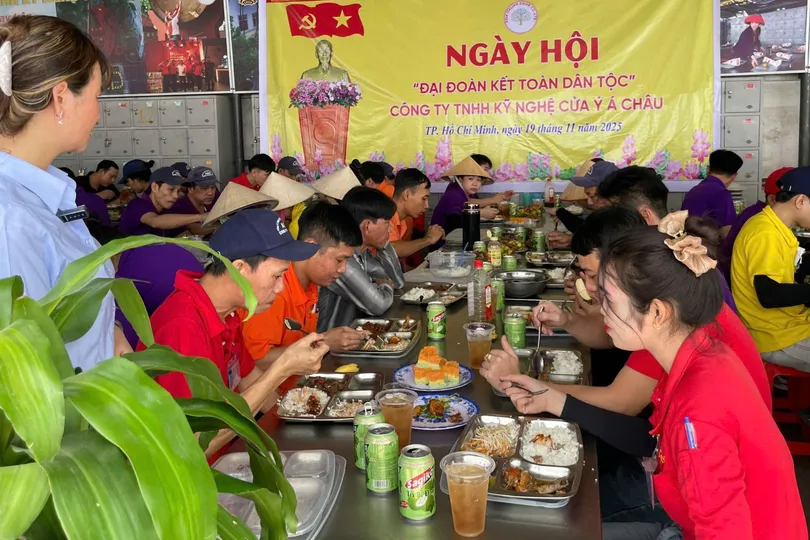 Hàng ngàn công nhân ấm lòng bữa cơm Đại đoàn kết