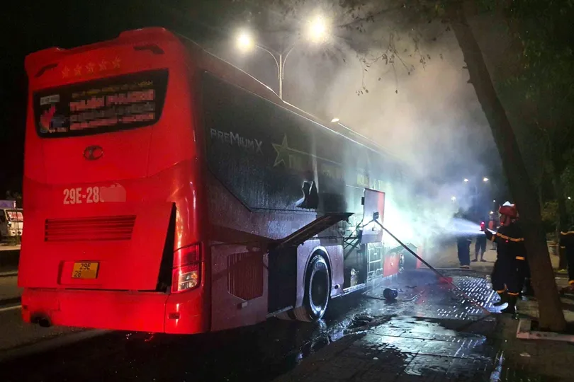 Kịp thời dập tắt đám cháy ô tô khách ở Hà Tĩnh 