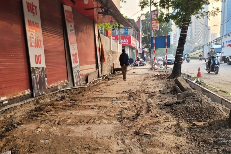 Cuối năm, vỉa hè ở Hà Nội lại đào bới ngổn ngang