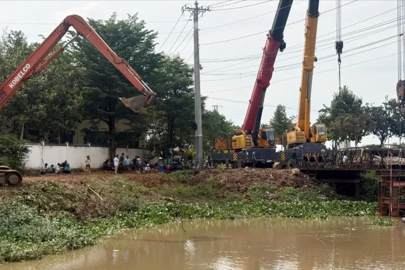 Cơ quan chức năng huy động nhiều lực lượng để khắc phục sớm sự cố sập cầu Ông Mười Tâm