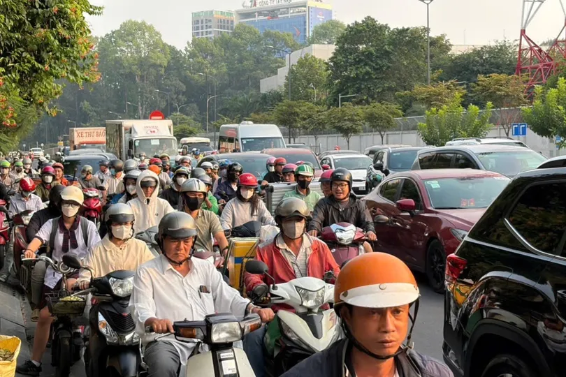 Ùn tắc nghiêm trọng tại các cửa ngõ TPHCM chiều cuối năm 2025