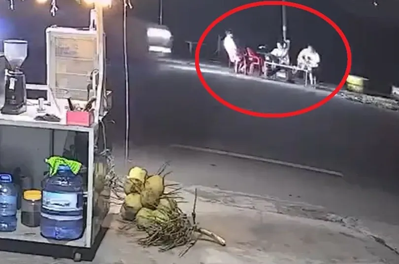 Đồng Tháp: Hai thanh niên bị xe khách tông tử vong khi đang ngồi uống nước ven đường