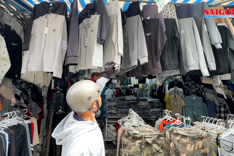 Người dân TPHCM cảm nhận rõ cái lạnh khi ra đường 