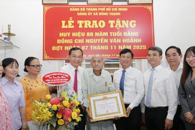 Lãnh đạo TPHCM trao tặng Huy hiệu 80 năm tuổi Đảng đến đồng chí Nguyễn Văn Hoảnh