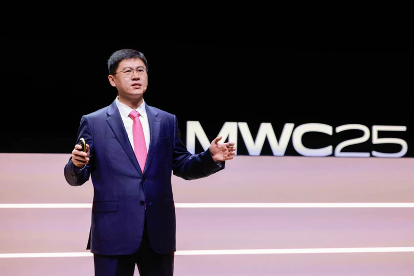 Ông Li Peng, Phó Chủ tịch cấp cao kiêm Chủ tịch Dịch vụ và kinh doanh thiết bị ICT của Huawei, phát biểu tại MWC Barcelona 2025