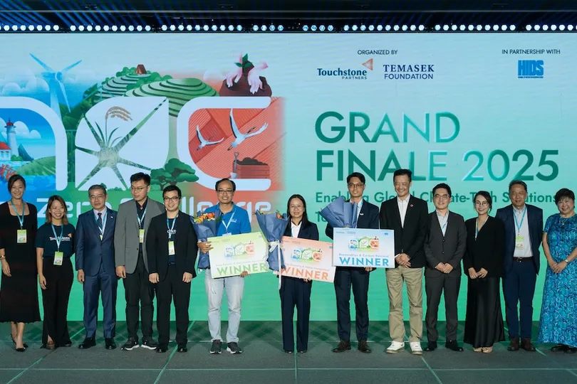 Ban tổ chức trao giải cho các đội đoạt giải.