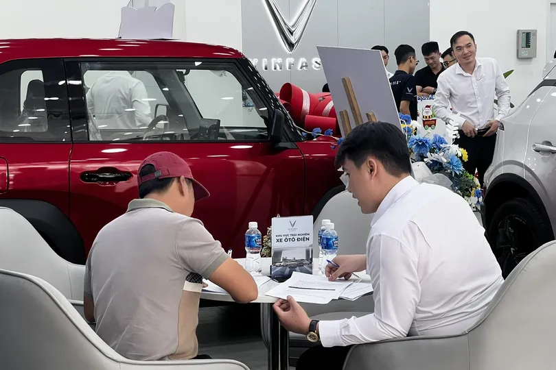 Khách hàng chọn mua VinFast 