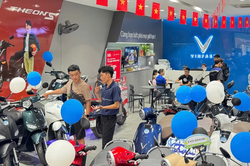 Khách hàng lựa chọn xe máy điện VinFast