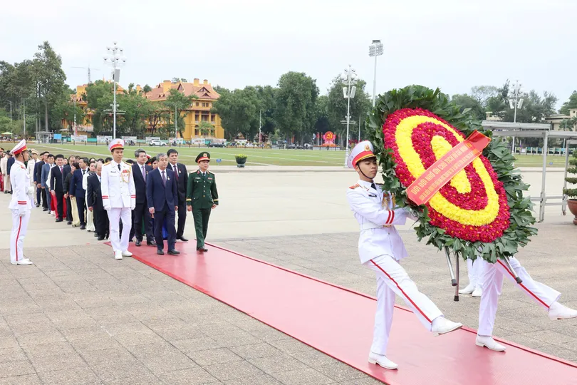 Lễ báo công dâng Bác. Ảnh: VIẾT CHUNG