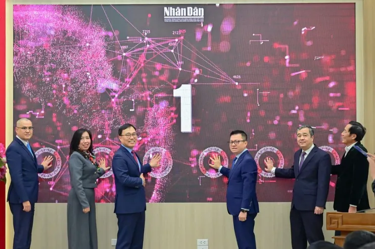 Các đại biểu bấm nút khai trương Báo Nhân dân điện tử tiếng Hàn Quốc