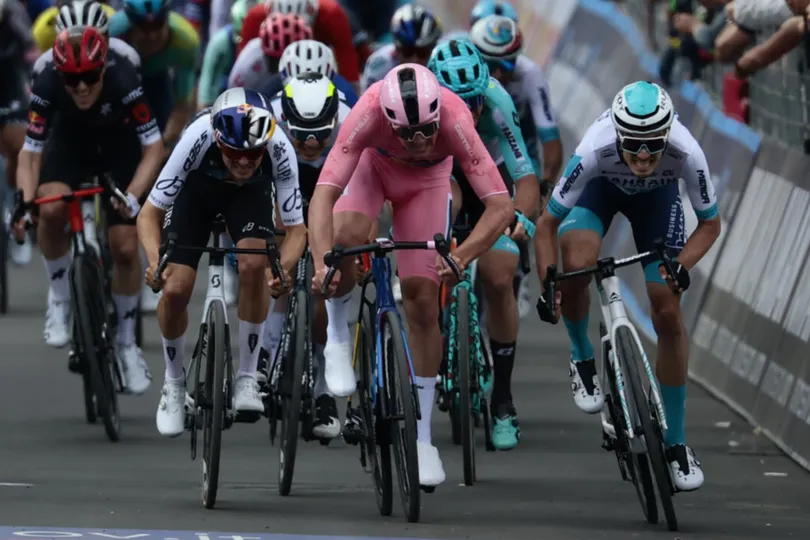 Các tay đua đọ nước rút với Mads Pedersen