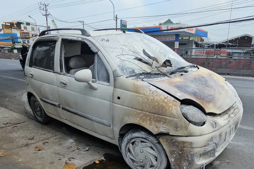 Xe ô tô bốc cháy hư hỏng hoàn toàn