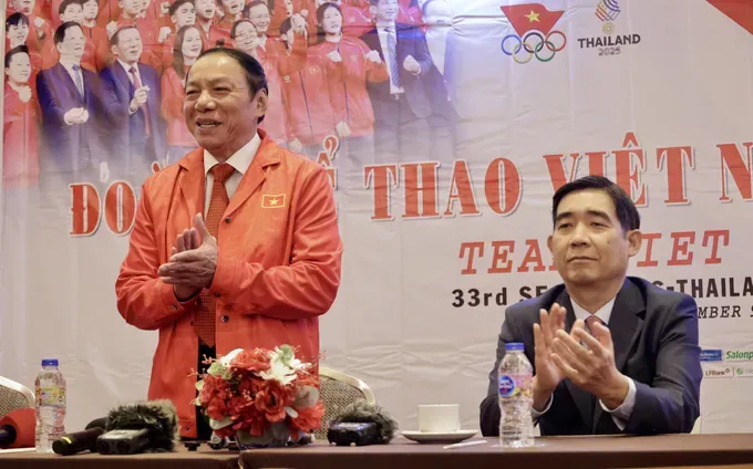 Minister of Culture, Sports, and Tourism Nguyen Van Hung visis the Vietnamese sports delegation in Bangkok, Thailand, to encourage and support the coaches and athletes on December 9. (Photo: SGGP)