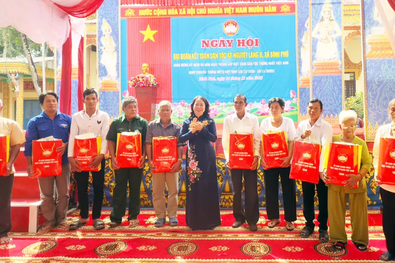 Phó Chủ tịch nước Võ Thị Ánh Xuân tặng quà cho gia đình chính sách. Ảnh: BD