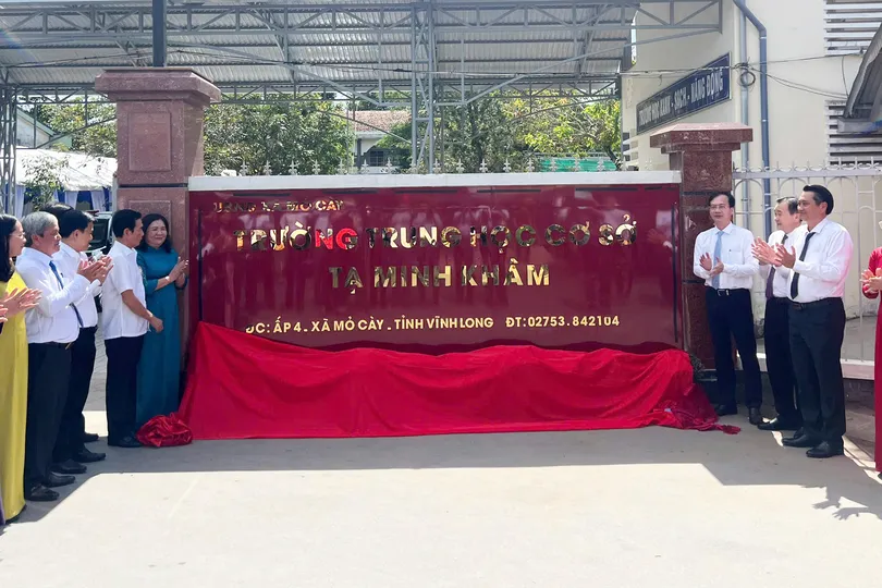 Các đại biểu thực hiện nghi thức gắn biển tên trường