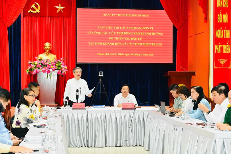 Đồng chí Nguyễn Phước Lộc, Phó Bí thư Thành ủy, Chủ tịch Ủy ban MTTQ Việt Nam TPHCM Chủ trì buổi họp ngày 25-11. Ảnh: VIỆT DŨNG