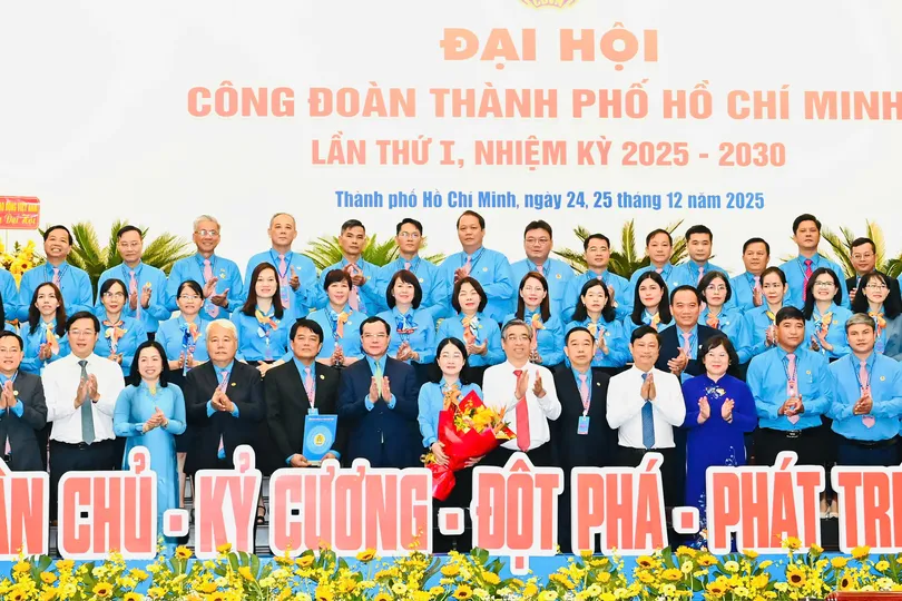 Lãnh đạo Tổng LĐLĐ Việt Nam và TPHCM chúc mừng Ban Chấp hành, Ban Thường vụ LĐLĐ TPHCM nhiệm kỳ mới. Ảnh VIỆT DŨNG