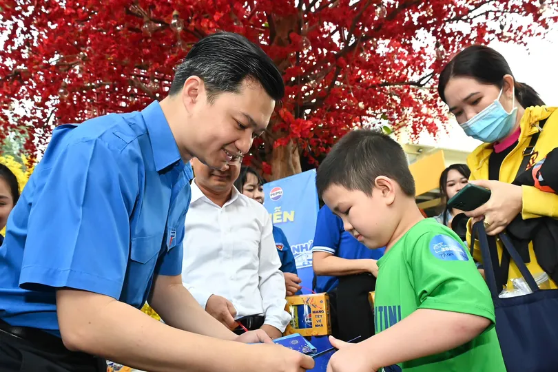 Gia đình thanh niên công nhân về quê trong chương trình “Mang Tết về nhà” năm 2025