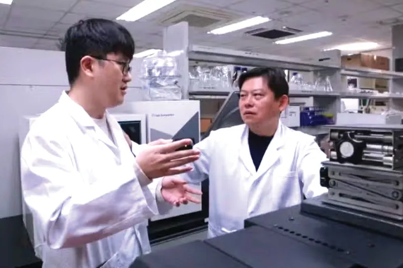 Nghiên cứu bán dẫn phân tích cấu trúc pin betavoltaic sử dụng đồng vị phóng xạ an toàn. Ảnh: The Brighterside