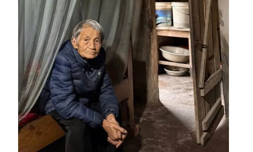 Người mẹ nghèo 93 tuổi chăm con khuyết tật bị bỏng nặng