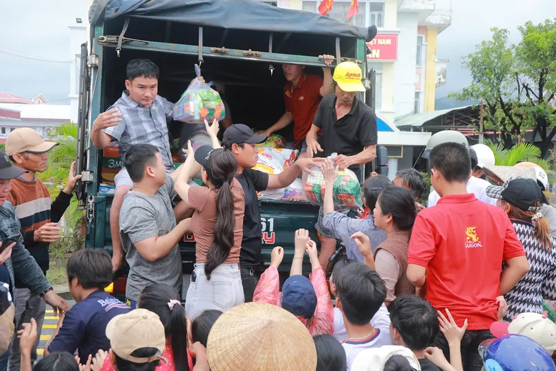 Cùng người dân vùng mưa lũ vượt khó