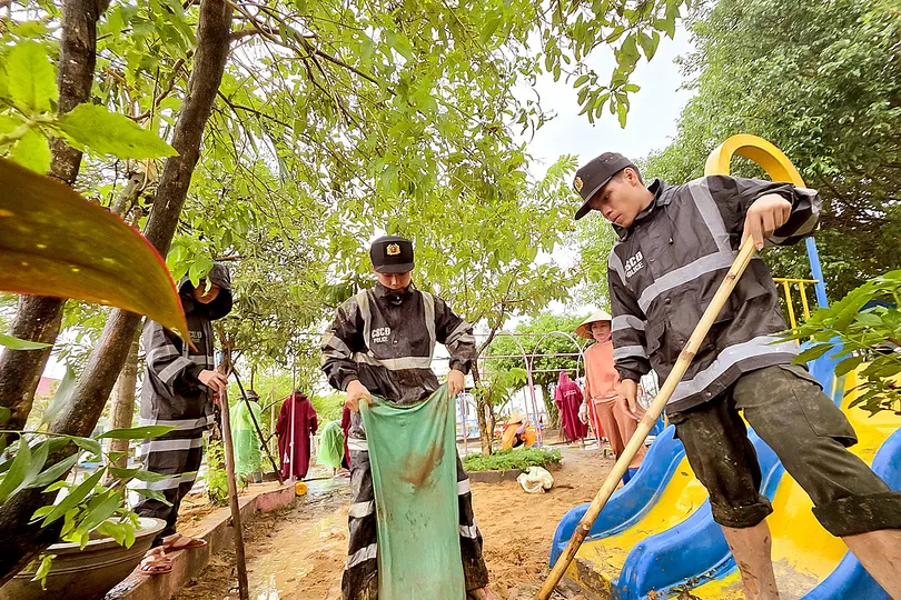 Chung tay đưa cuộc sống đồng bào vùng lũ trở lại bình thường