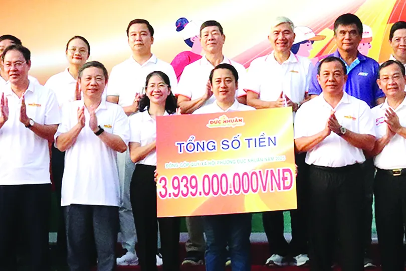 Hơn 1.000 người đi bộ gây quỹ chăm lo người khó khăn
