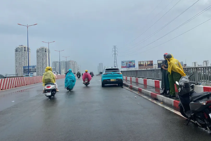 Người đàn ông nhảy xuống sông Sài Gòn, nghi tự gây thương tích trước đó