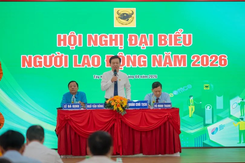 Tổng Giám đốc Ngô Văn Đông và Đoàn chủ tịch điều hành Hội nghị đại biểu người lao động Công ty CPPB Bình Điền năm 2025 và định hướng nhiệm vụ năm 2026.