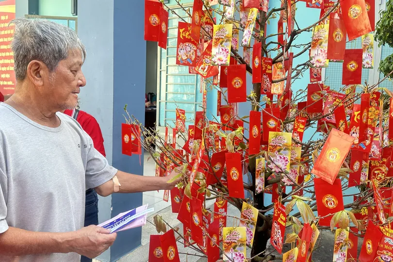 Người dân tham gia hái lộc đầu xuân 