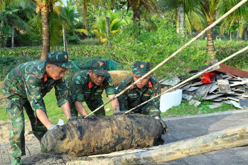 Cà Mau: Bàn giao 8 quả bom cho lực lượng công binh hủy nổ