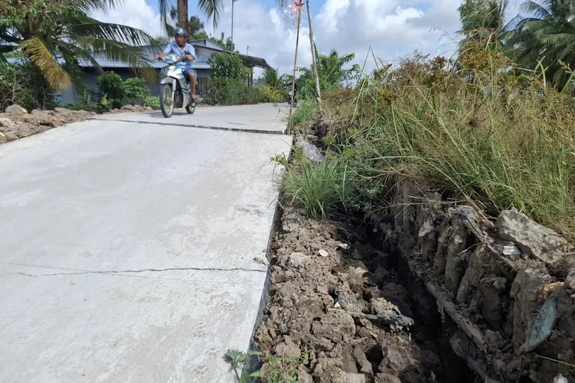 ĐBSCL: Hạn hán làm đường sụp lún, nước mặn xâm nhập nhiều nơi