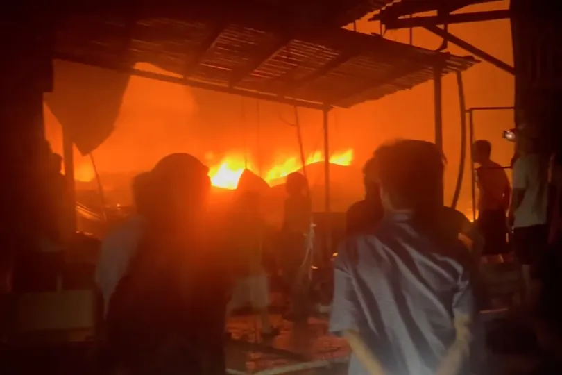 Hơn 10 căn nhà ven sông ở Cà Mau bị lửa thiêu rụi trong đêm