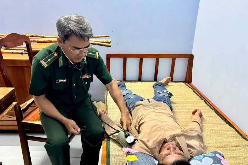 Cà Mau: Cứu kịp thời 2 thuyền viên trôi dạt vào cửa biển