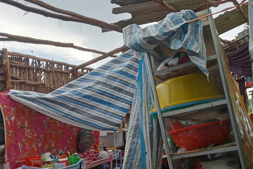 Nhà của người dân phường Giá Rai (tỉnh Cà Mau) bị tốc mái do ảnh hưởng lốc xoáy