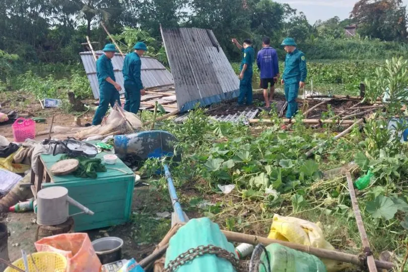 Dông lốc làm sập và tốc mái 87 căn nhà ở An Giang 