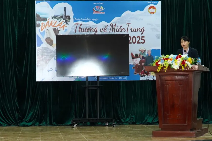 Quang cảnh buổi trao quà cứu trợ đến bà con tại tỉnh Đắk Lắk