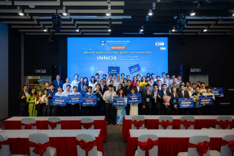 Hội đồng Giám khảo và các đội thi chụp ảnh lưu niệm tại Vòng Chung kết Cuộc thi “InnoX 2026: Vượt giới hạn – Chạm tương lai”