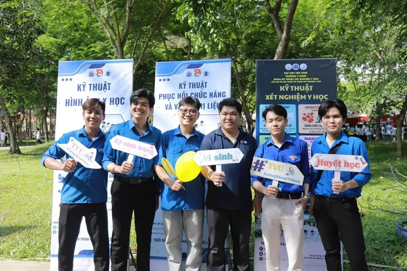 Hơn 1.000 giảng viên, sinh viên Trà Vinh đồng diễn điệu múa Saravan Khmer Nam Bộ