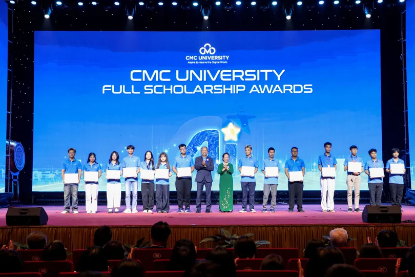 Đại diện nhà trường trao học bổng “CMC - Vì bạn xứng đáng” cho tân sinh viên