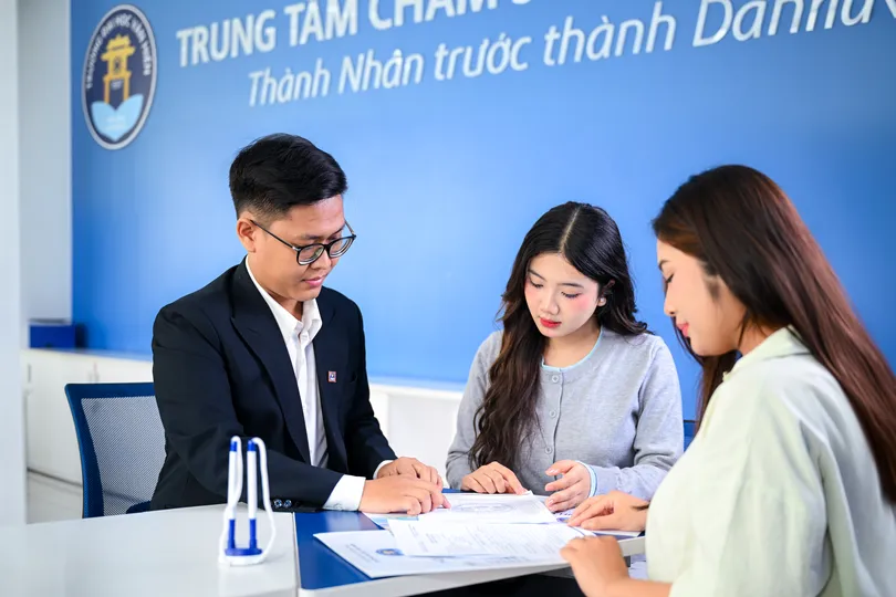 Đông đảo thí sinh đến Trường Đại học Văn Hiến nộp hồ sơ, lắng nghe tư vấn và được hỗ trợ hoàn thiện thủ tục đăng ký xét tuyển, lựa chọn ngành học phù hợp với năng lực và định hướng nghề nghiệp