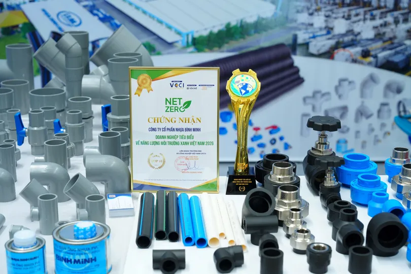 Các sản phẩm chủ lực của Công ty Cổ phần Nhựa Bình Minh cùng chứng nhận Top 10 Doanh nghiệp tiêu biểu về năng lượng và môi trường xanh Việt Nam 2026 được trưng bày tại triển lãm